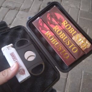 Case Hitam +3 pcs Cerutu Taru Martani Robusto Short Filler + Cutter Lighter