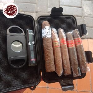 Case Hitam + 1 pcs Cerutu Johnny Short + 2 pcs Kenner King + 2 pcs Kenner Bollero + Cutter Lighter