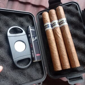 Case Hitam + 3 pcs Cerutu Aceh Biru + Cutter Lighter