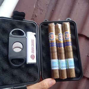 Case Hitam + 3 pcs Cerutu Bohemian S4 + Cutter Lighter